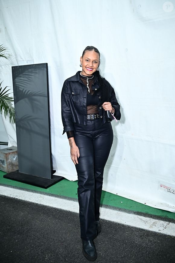 A ex-BBB Jessi também escolheu um look all-black, toda trabalhada no couro