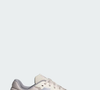 O Dropset Base, da Adidas, na cor 'cinza coala', é uma opção para quem procura um tênis de academia com visual minimalista. A tonalidade cinza lembra a pelagem de um coala e combina com diferentes peças esportivas, enquanto a construção do modelo foi pensada para exercícios de treinamento de força