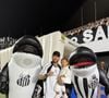Filha de Neymar, Mavie posou com o pai e os mascotes do Santos antes do clássico contra o Corinthians e vencido pelo time do litoral
