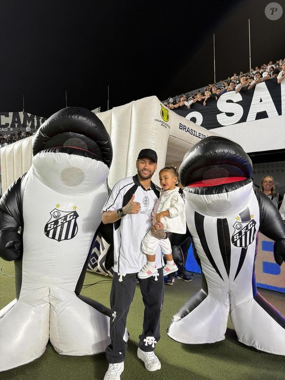 Filha de Neymar, Mavie posou com o pai e os mascotes do Santos antes do clássico contra o Corinthians e vencido pelo time do litoral
