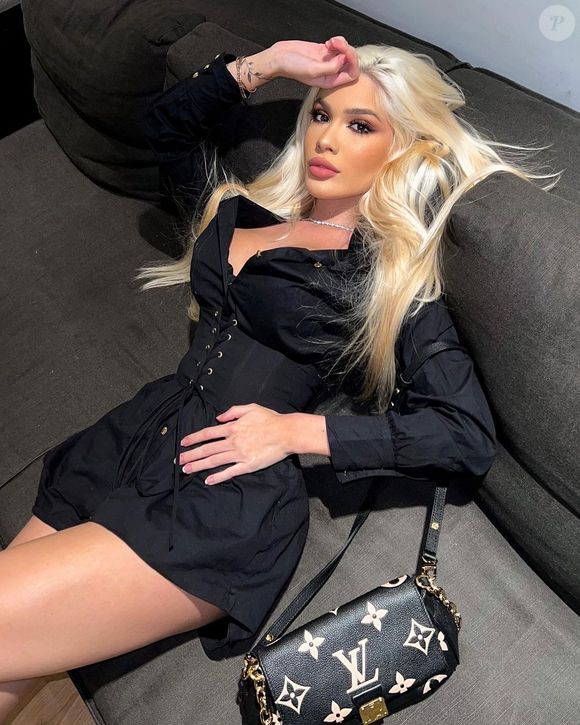 Bolsa em formato de bola de futebol desejo de Karoline Lima pode ser encontrada no site da grife por R$ 40.000,00.