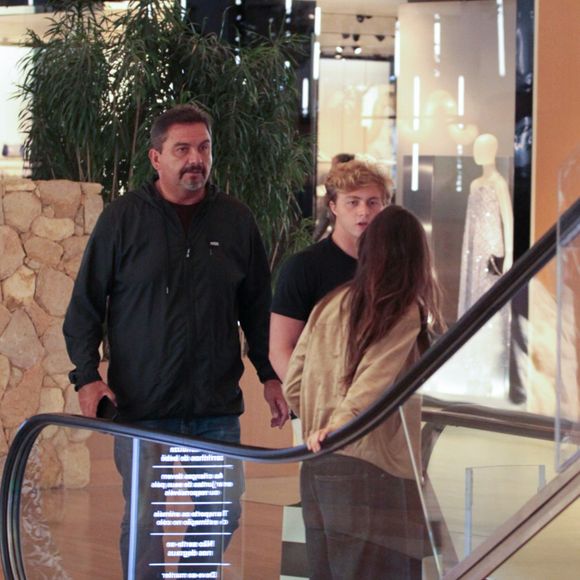 Benício Huck aproveitou a noite desta quinta-feira (18) em um shopping de luxo na Barra da Tijuca, no Rio de Janeiro