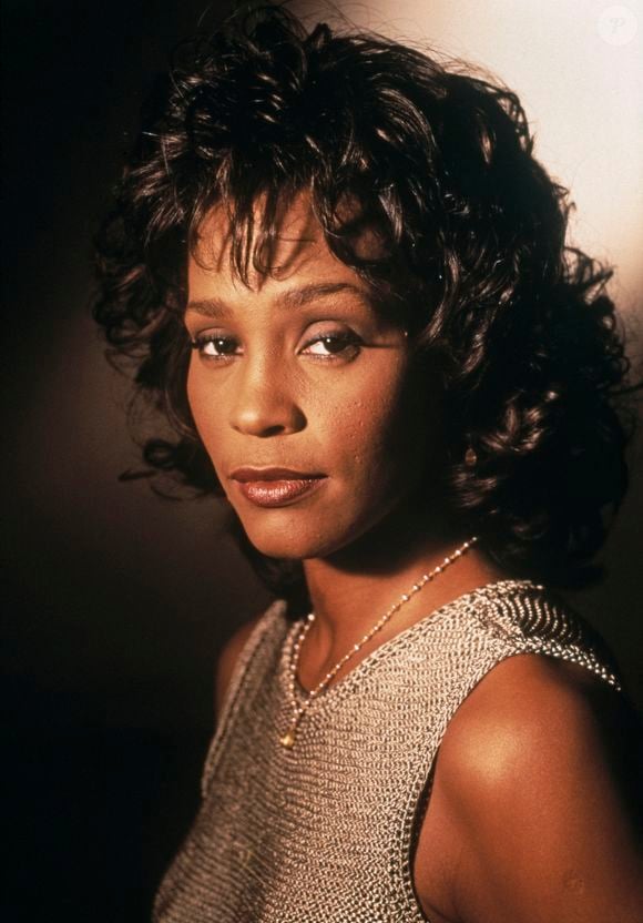 Pouca gente lembra que "I Will Always Love You", um dos maiores sucessos associados a Whitney Houston, foi escrita originalmente por Dolly Parton. A cantora compôs a música em 1974 como uma despedida para Porter Wagoner, parceiro profissional com quem trabalhou durante anos. Segundo a Folha de S.Paulo, o fim da parceria inspirou a composição