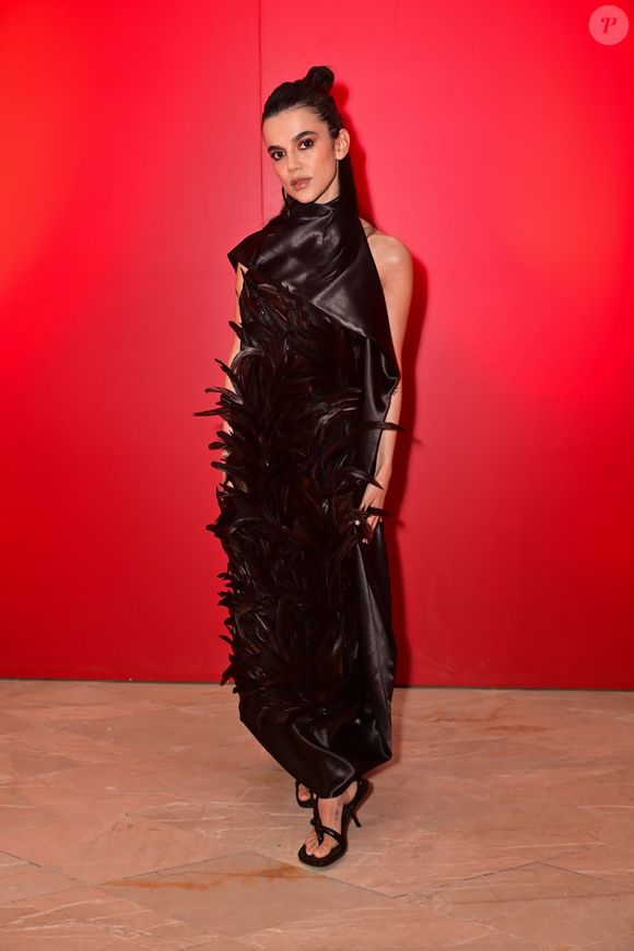 Manu Gavassi elegeu um vestido marrom para o mesmo evento: com textura e volume, a peça era exuberante