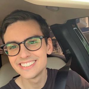 Quando estava no SBT, Dudu Camargo mantinha um visual padrão com corte social e roupas clássicas