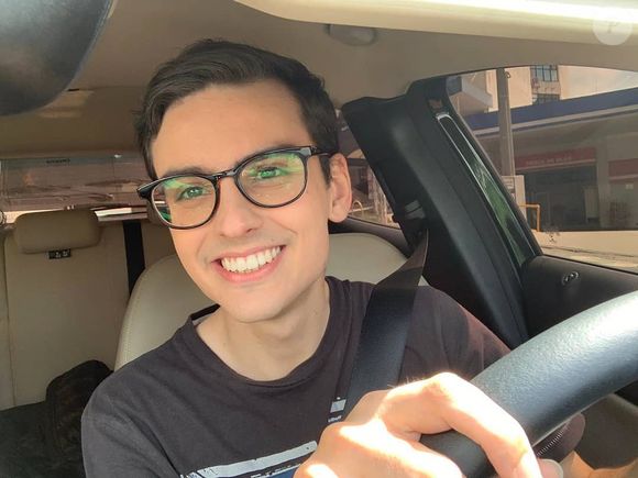 Quando estava no SBT, Dudu Camargo mantinha um visual padrão com corte social e roupas clássicas