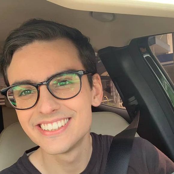 Quando estava no SBT, Dudu Camargo mantinha um visual padrão com corte social e roupas clássicas