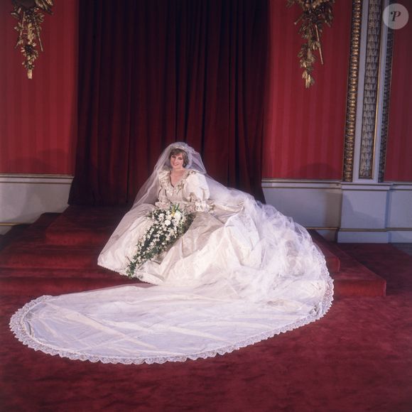 Vestido de noiva da Princesa Diana teve 7 metros de comprimento e teve cerca de 10 mil lantejolas: confira qual perfume deixou essa data ainda mais especial