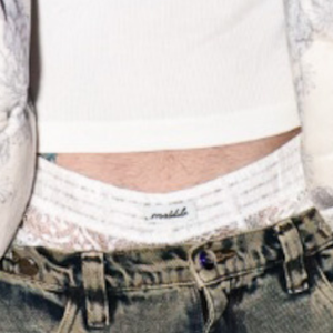 A cueca sexy branca de renda de Juliano Floss foi um dos detalhes que mais chamaram atenção no look do influenciador
