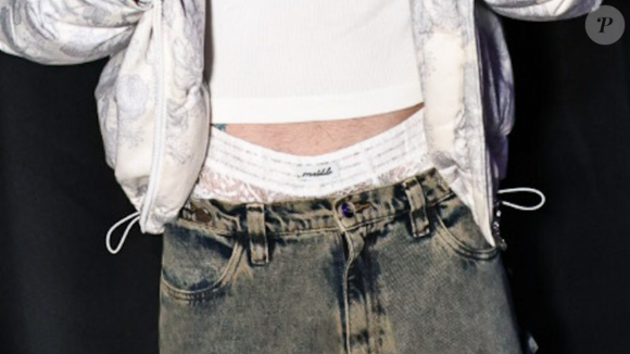 A cueca sexy branca de renda de Juliano Floss foi um dos detalhes que mais chamaram atenção no look do influenciador