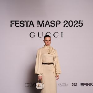 Isis Valverde optou por vestido creme midi com decote alto e volume nas mangas