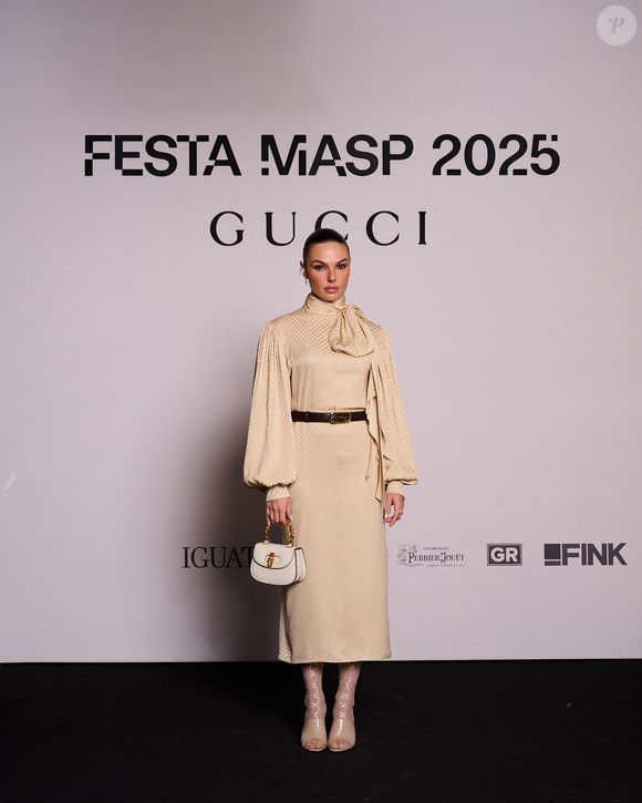 Isis Valverde optou por vestido creme midi com decote alto e volume nas mangas