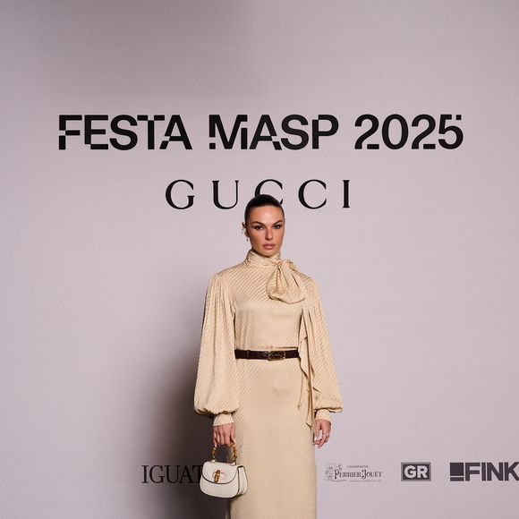 Isis Valverde optou por vestido creme midi com decote alto e volume nas mangas