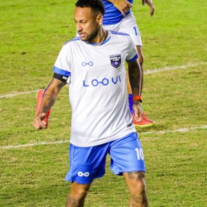 Neymar renovou contrato com o Santos e após jogo festivo (foto), voltou a campo para amistoso do time paulista no Espírito Santo