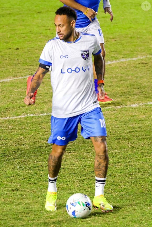 Neymar renovou contrato com o Santos e após jogo festivo (foto), voltou a campo para amistoso do time paulista no Espírito Santo