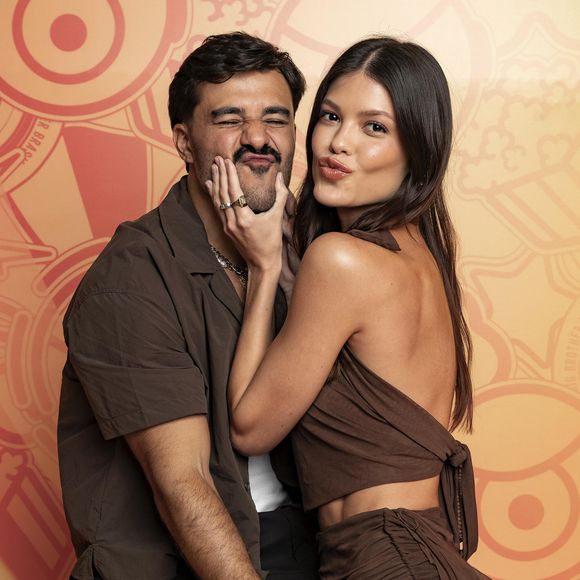 Vitória Strada entrou no confinamento do 'BBB 25' ao lado da dupla formada pelo melhor amigo, Mateus Pires.