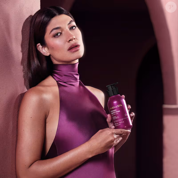 A linha Nativa SPA Rosas Secretas traz o exclusivo acorde "Desejo à Flor da Pele", uma tecnologia desenvolvida para estimular os sentidos e intensificar a conexão emocional com a fragrância