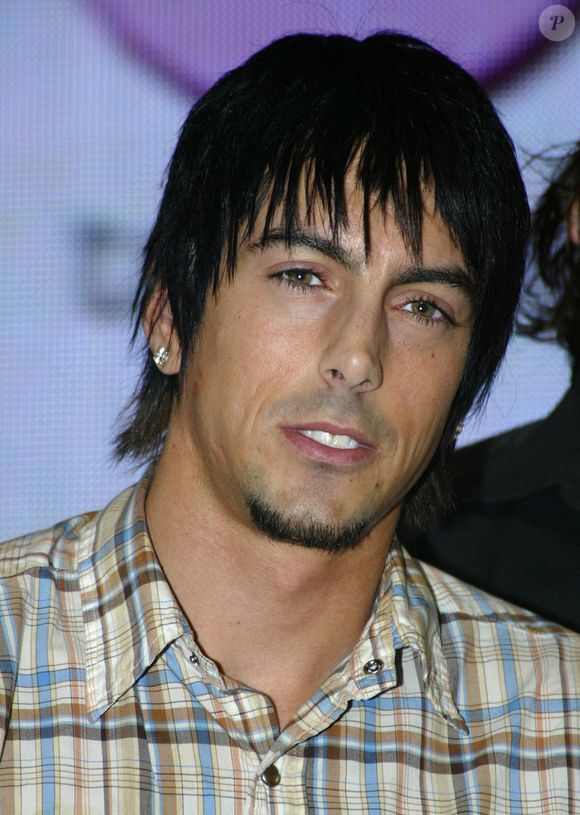 Ian Watkins se declarou culpado de três acusações de agressão sexual contra crianças e mais seis relacionadas a produzir ou possuir imagens de pedofilia