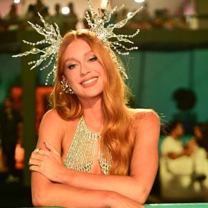 Marina Ruy Barbosa chegou à Sapucaí na madrugada desta quarta-feira (05) para curtir o último dia de desfiles das escolas de samba do Rio de Janeiro