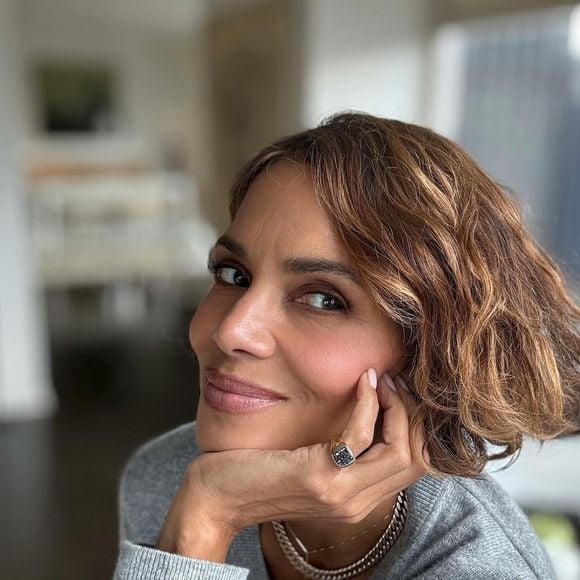 A icônica atriz Halle Berry está com 59 anos e segue fazendo sucesso com sua beleza nas redes sociais