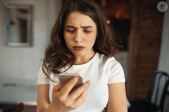 Você termina o trabalho, mas continua no celular? A mente pode permanecer exposta a notícias, mensagens, vídeos e notificações mesmo quando o dia já acabou. Especialista explica como desacelerar
