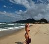 De biquíni fio-dental marsala, Paolla Oliveira valorizou seu corpo e ganhou muitos elogios de internautas