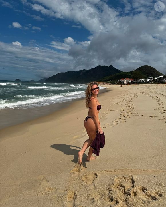 De biquíni fio-dental marsala, Paolla Oliveira valorizou seu corpo e ganhou muitos elogios de internautas