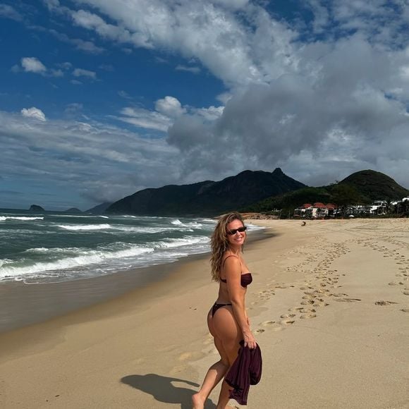 De biquíni fio-dental marsala, Paolla Oliveira valorizou seu corpo e ganhou muitos elogios de internautas