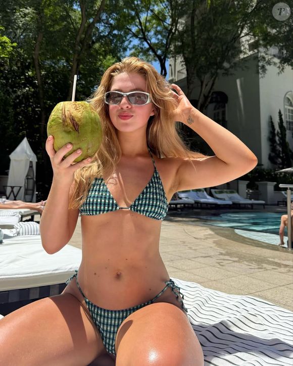 Anaïs Gallagher exibe beleza natural em biquíni e movimenta fãs durante passagem da turnê do Oasis por São Paulo