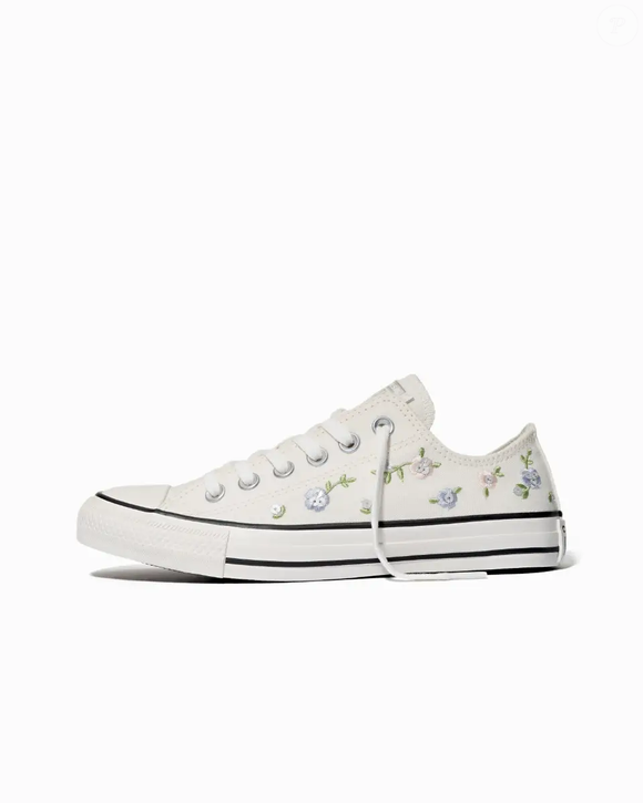 Com cabedal em lona de algodão, flores bordadas com lantejoulas, forro de poliéster, cadarços de algodão e solado de borracha com padrão de diamante, o modelo une características tradicionais do All Star a uma proposta floral