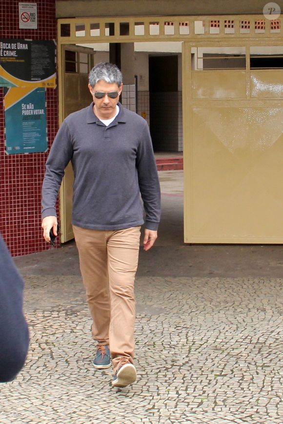 William Bonner larga o jeans e veste a roupa social por volta das 19h50 para apresentar o 'Jornal Nacional'