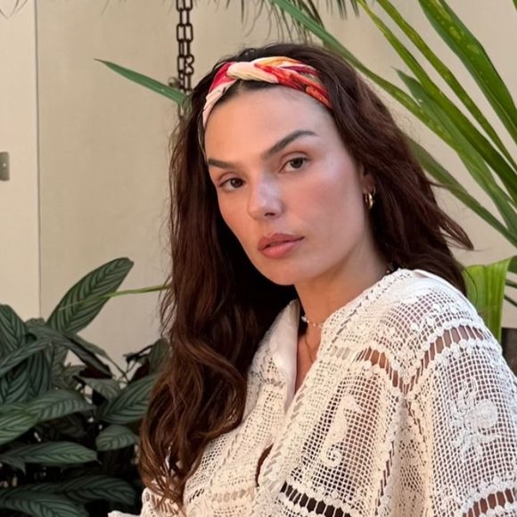 Isis Valverde e Marcus Buaiz ostentam luxo em viagem para a Bahia e se hospedam em mansão 'pé na areia' gigantesca. Veja fotos!