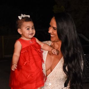 Graciele Lacerda e a filha mais nova de Zezé Di Camargo participaram da gravação do especial de Natal do cantor no SBT