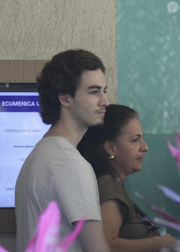 O ator Lucas Figueiredo também esteve presente no velório de Débora Maia