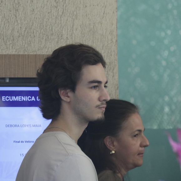 O ator Lucas Figueiredo também esteve presente no velório de Débora Maia