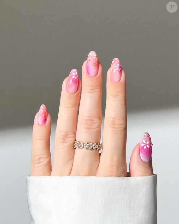 Nail art para usar na Primavera: esmalte clean com flores que trazem frescor instantâneo