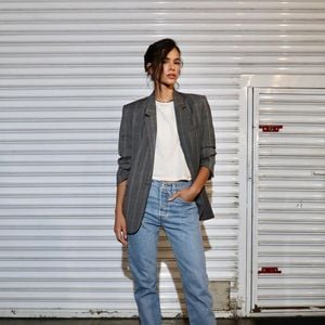 Proposta descontraída de Bruna Marquezine tem calça jeans, com tênis branco para descontrair, além de blazer risca de giz com ombreiras mais alongado