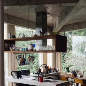 A mansão de Caio Blat tem cozinha integrada à sala