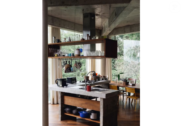 A mansão de Caio Blat tem cozinha integrada à sala
