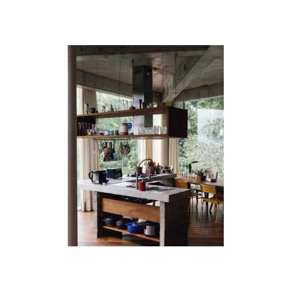 A mansão de Caio Blat tem cozinha integrada à sala