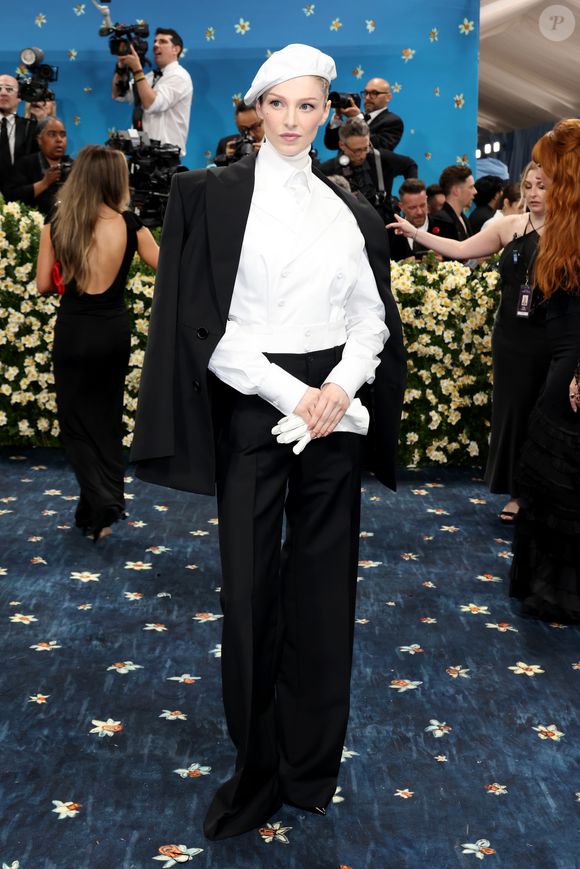 Hunter Schafer de 'Euphoria' chega ao Met Gala 2025 usando custom Prada