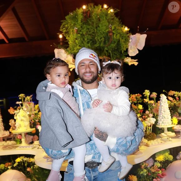 Neymar chama filhas de 'princesinhas' em registro raro com as pequenas