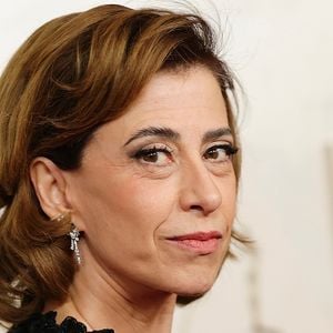 Fernanda Torres usou blush marcado e com glow no Oscar 2025.
