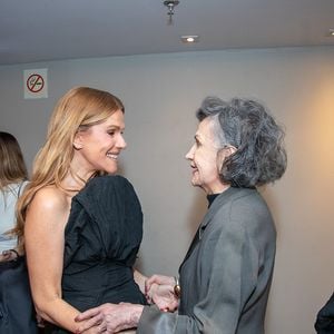 Ingrid Guimarães prestigiou a estreia de 'Minha Melhor Amiga' ao lado de Rosa Maria Murtinho e chamou atenção pelo look escolhido para a noite. A atriz apostou em um vestido preto tomara que caia, com decote drapeado e saia assimétrica, que ganhou movimento com o volume concentrado na lateral. Para completar a produção, Ingrid usou sandálias de tiras finas com pedrarias, reforçando a proposta sofisticada do visual