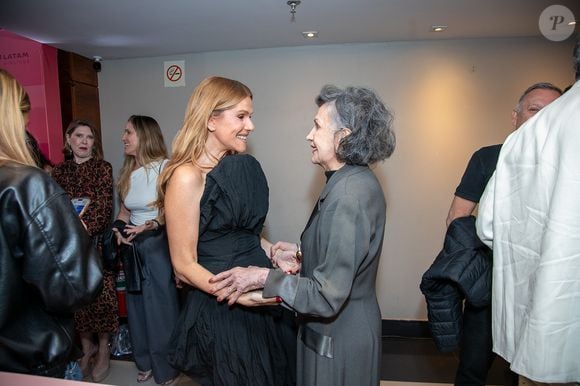 Ingrid Guimarães prestigiou a estreia de 'Minha Melhor Amiga' ao lado de Rosa Maria Murtinho e chamou atenção pelo look escolhido para a noite. A atriz apostou em um vestido preto tomara que caia, com decote drapeado e saia assimétrica, que ganhou movimento com o volume concentrado na lateral. Para completar a produção, Ingrid usou sandálias de tiras finas com pedrarias, reforçando a proposta sofisticada do visual