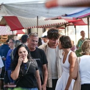 Shawn Mendes e Bruna Marquezine estavam acompanhados pelos pais da atriz