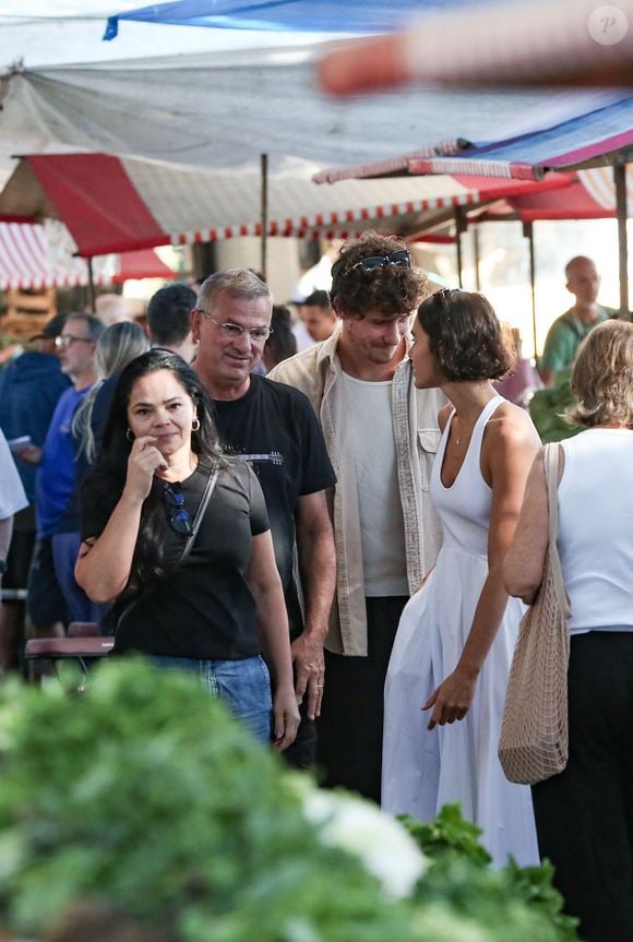 Shawn Mendes e Bruna Marquezine estavam acompanhados pelos pais da atriz