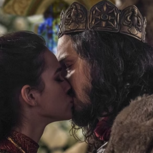Na novela 'Deus Salve o Rei', Romulo Estrela beijou Catarina.