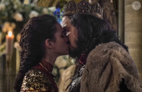 Na novela 'Deus Salve o Rei', Romulo Estrela beijou Catarina.