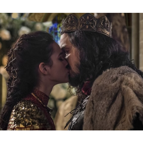 Na novela 'Deus Salve o Rei', Romulo Estrela beijou Catarina.